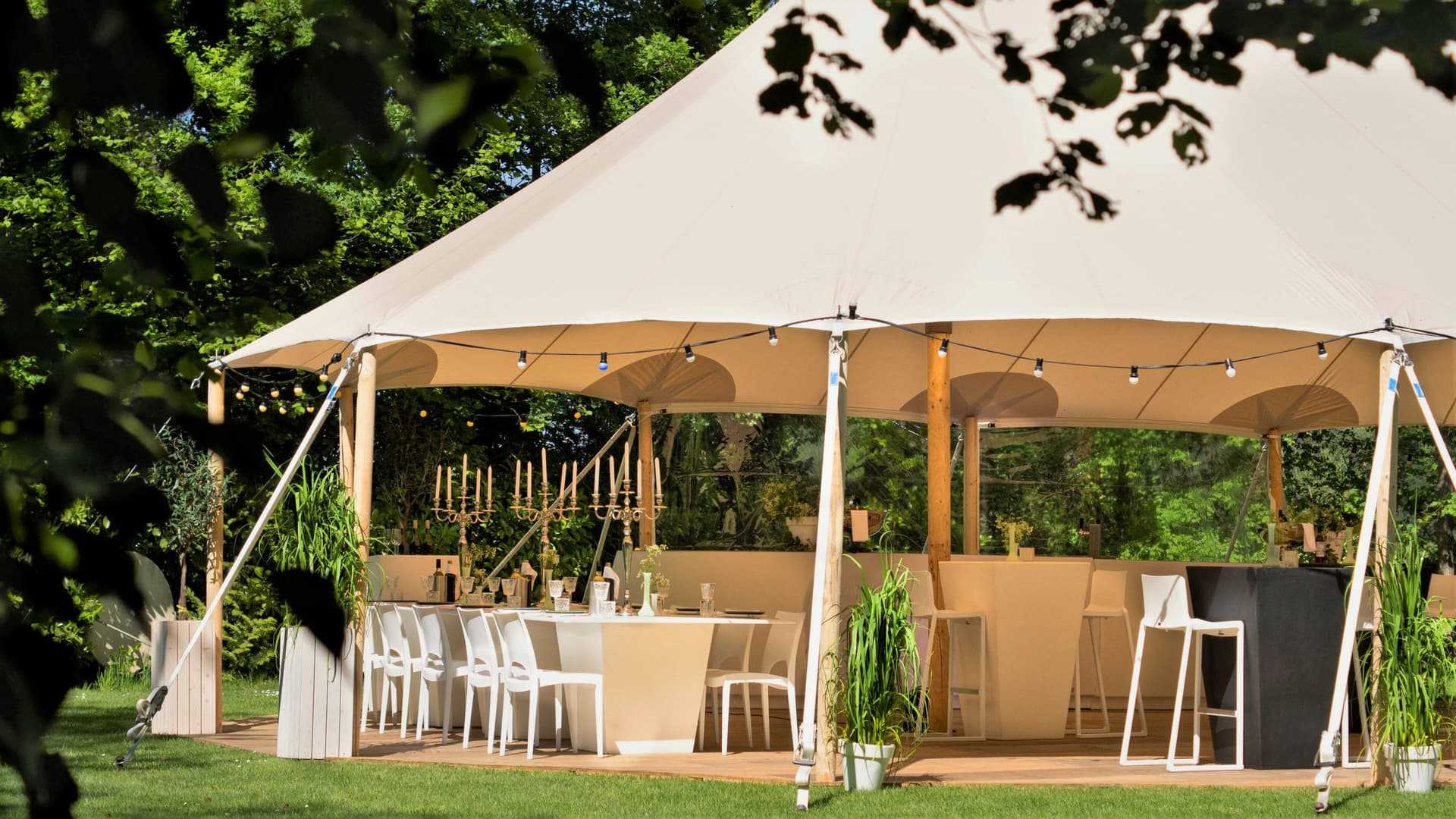Lange gedekte tafel in een tuin