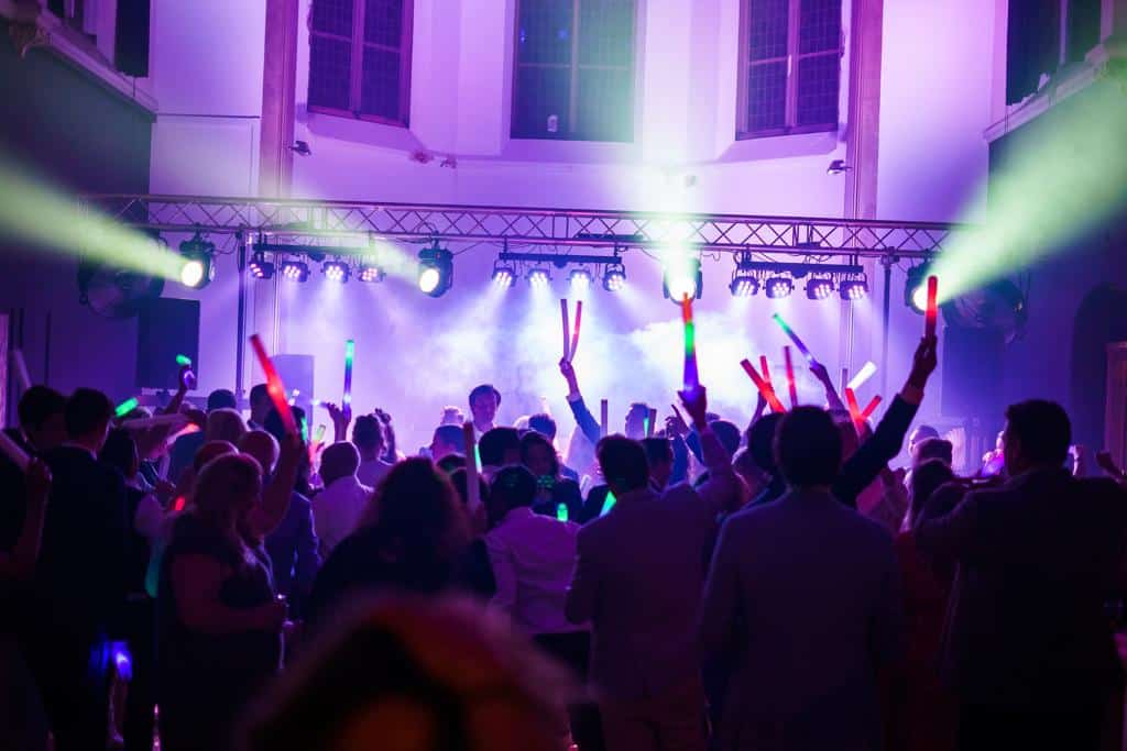 Feestavond met verlichting en dansende gasten